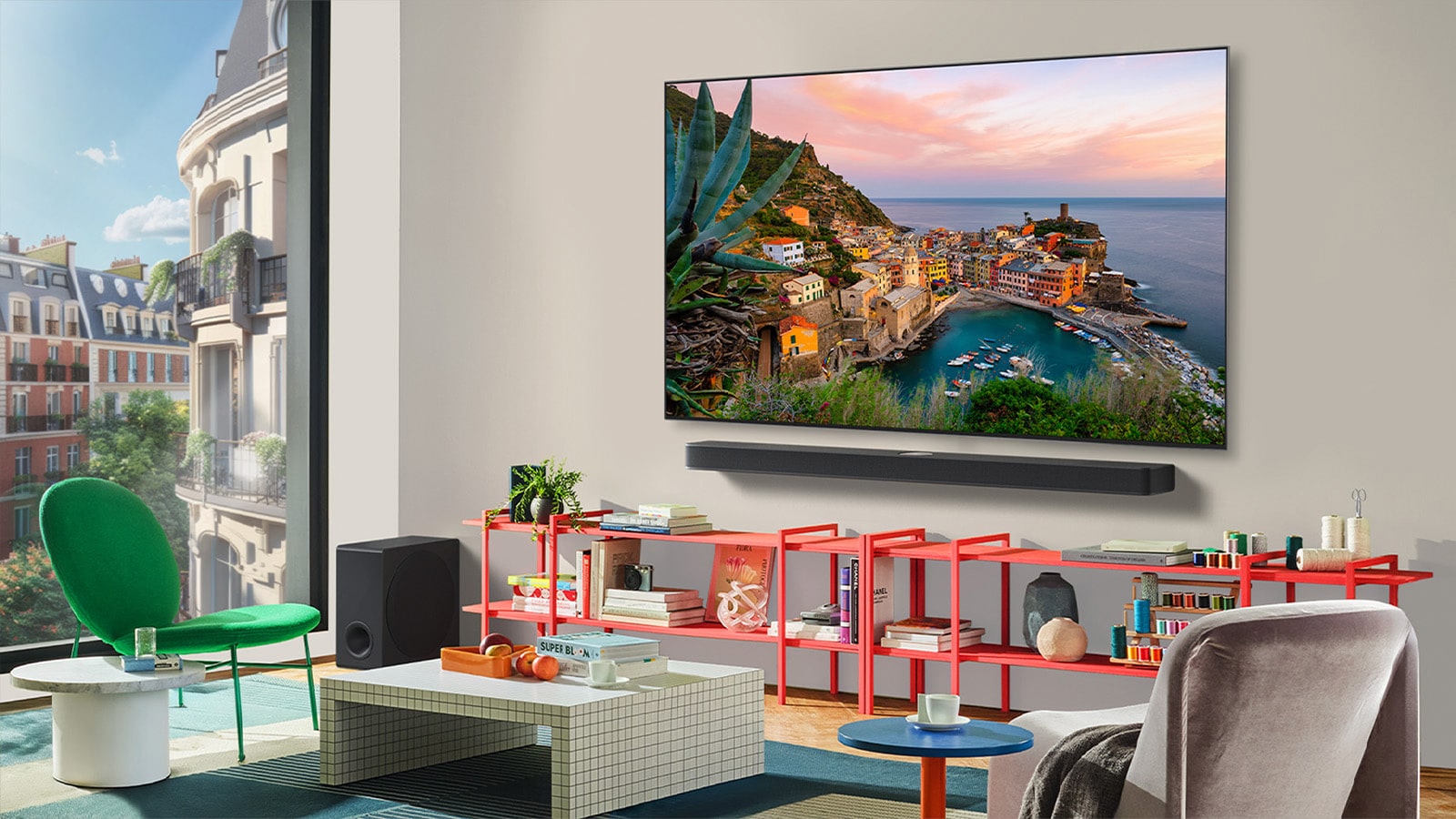 في غرفة المعيشة الملونة يوجد تلفزيون LG OLED TV مثبت على الحائط مع مكبر الصوت Soundbar. يظهر المنظور بزاوية توضح الإطار النحيف للغاية للتلفزيون مقابل الجدار. 