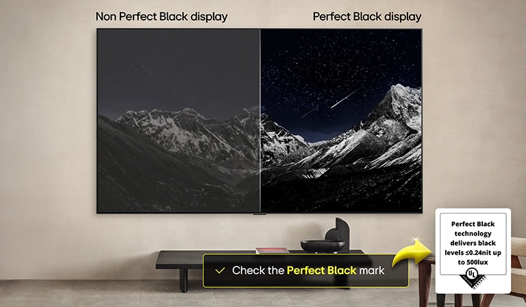 غرفة معيشة بها تلفزيون LG OLED TV مثبت على الحائط. تظهر على شاشة التلفزيون سلسلة جبال من ورائها سماء مسائية مظلمة مليئة بالنجوم. ينقسم هذا المشهد إلى نصفين. يعرض أحد الجوانب إصدارًا باهتًا وأكثر رماديًا من المناظر الطبيعية مع عبارة أن الشاشة لا تدعم ميزة Perfect Black. على الجانب الآخر توجد صورة أكثر متعة مع مجموعة ديناميكية أكبر من الألوان السوداء والبيضاء. تحمل هذه العلامة "عرض Perfect Black". شهادة الشعار مرئية أيضًا، توفر تقنية Perfect Black مستويات سوداء أقل من أو تساوي 0.24 شمعة حتى 500 لوكس. يوجد إلى جانبها نص يقول، تحقق من علامة شهادة Perfect Black. 