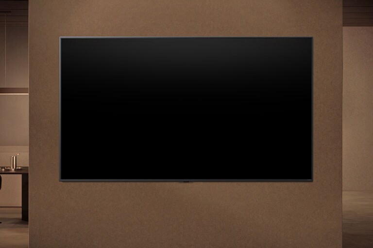 تلفزيون LG TV مثبت على الحائط مع إيقاف تشغيل شاشته يوضح كيف يمكن لمستشعرات الحركة ضبط التلفزيون بذكاء بناءً على الحركة المكتشفة حوله.
