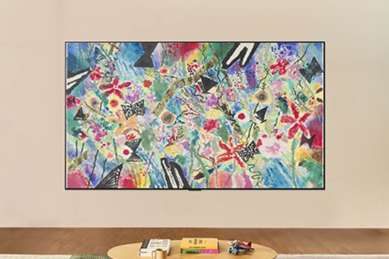 يتم تركيب تلفزيون LG Micro RGB evo AI MRGB95 على الحائط في غرفة ساطعة، حيث يعرض عملاً فنيًا زاهي اللون بالزهور والفاكهة في وضع المعرض بينما يتم ضبط التحكم في السطوع للحصول على مشاهدة مثالية في أي ضوء. 