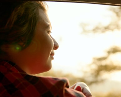 يعرض تلفزيون LG Micro RGB evo AI MRGB95 توقعات رياضية عبر AI Concierge أثناء بث مباشر لمباراة كرة قدم، مع لوحة ذكية على الشاشة تقدم تنبؤات وتحليلات اللاعبين وبيانات الدوري، مما يُظهر كيفية استخدام الذكاء الاصطناعي لتوقّع نتائج المباريات. 