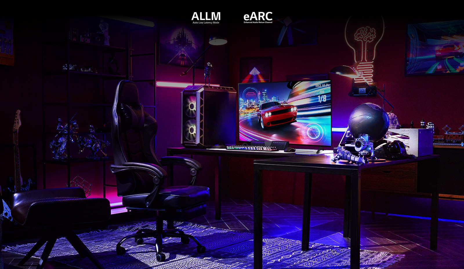 فتى يلعب لعبة قيادة في غرفة ألعاب مزودة بإضاءة RGB باللون الوردي والأزرق والأرجواني ومجموعة من شخصيات الحركة.
