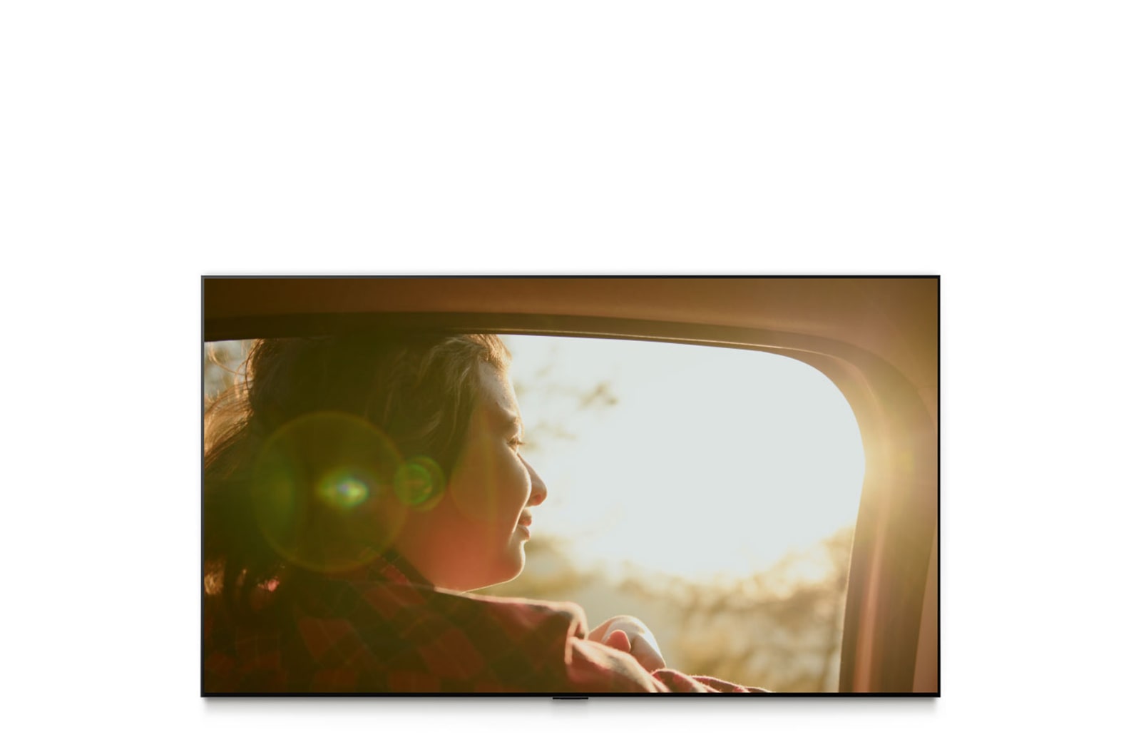 تعرض شاشة LG OLED evo AI C6 مشهدًا دراميًا لشخص يركب سيارة، ثم يظهر تنبيه رياضي لمباراة كرة قدم مباشرة مع درجات في الوقت الفعلي، وعند النقر عليه، ينتقل مباشرة إلى اللعبة المباشرة.