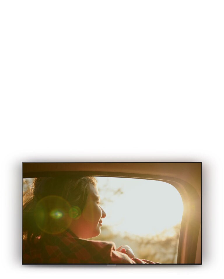 تعرض شاشة LG OLED evo AI C6 مشهدًا دراميًا لشخص يركب سيارة، ثم يظهر تنبيه رياضي لمباراة كرة قدم مباشرة مع درجات في الوقت الفعلي، وعند النقر عليه، ينتقل مباشرة إلى اللعبة المباشرة.