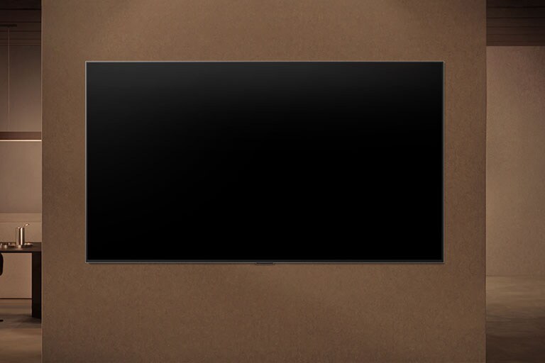 يتم تثبيت LG OLED evo AI G6 على الحائط مع إيقاف تشغيل الشاشة، ثم يتم تشغيله مع اقتراب الشخص، باستخدام مستشعرات الحركة لعرض عمل فني دائري تجريدي.