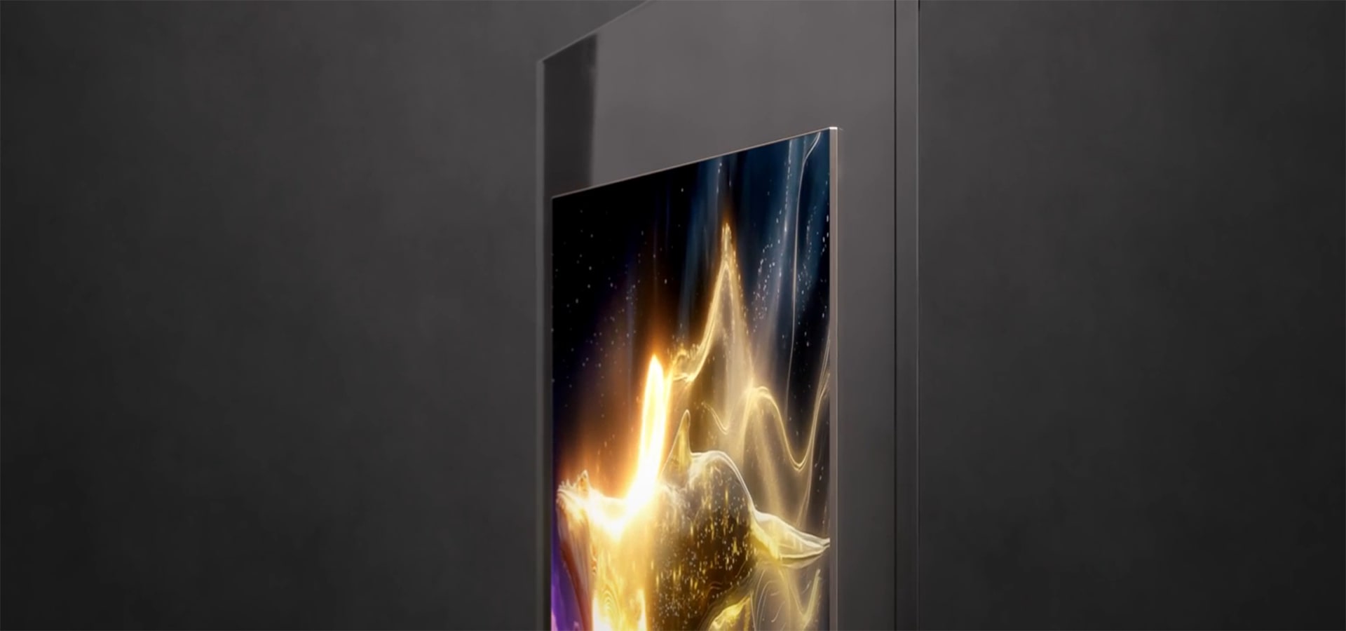 يتميّز LG OLED evo AI W6 Wallpaper TV بتصميم فائق النحافة يندمج بسلاسة مع لوحة زجاجية أنيقة، مع عرض صورة حوت تجريدية ذهبية متوهجة على الشاشة.