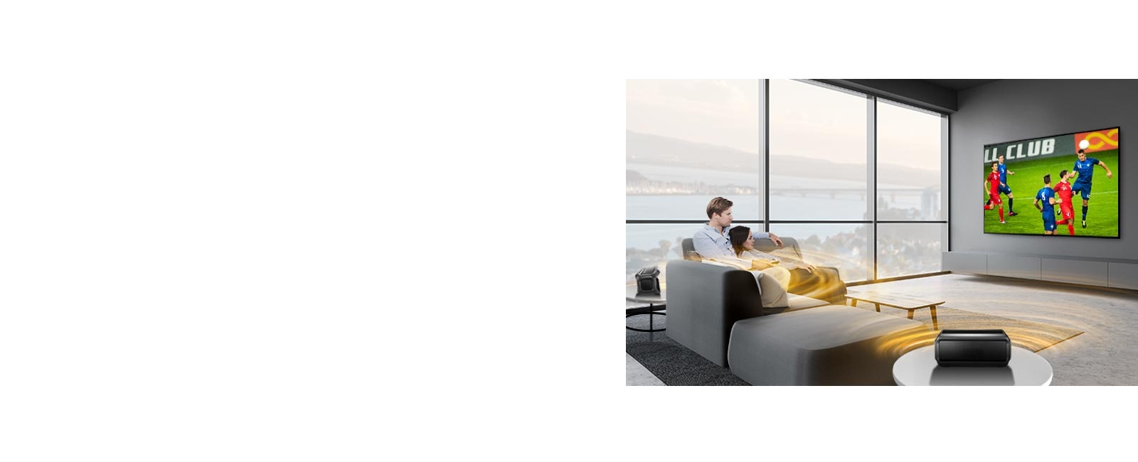 رجل وامرأة يشاهدان الألعاب الرياضية على شاشة التلفزيون في غرفة المعيشة مع مكبرات صوت خلفية تعمل بتقنية البلوتوث