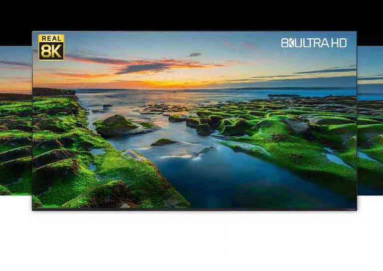 شاشة تلفزيون تتميز بزاوية مشاهدة واسعة تعرض منظرًا طبيعيا مع شعارات دقة 8K الحقيقية وجمعية تكنولوجيا المستهلك