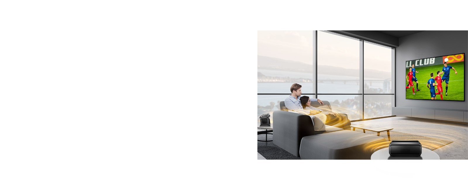 رجل وامرأة يشاهدان الألعاب الرياضية على شاشة التلفزيون في غرفة المعيشة مع مكبرات صوت خلفية تعمل بتقنية البلوتوث