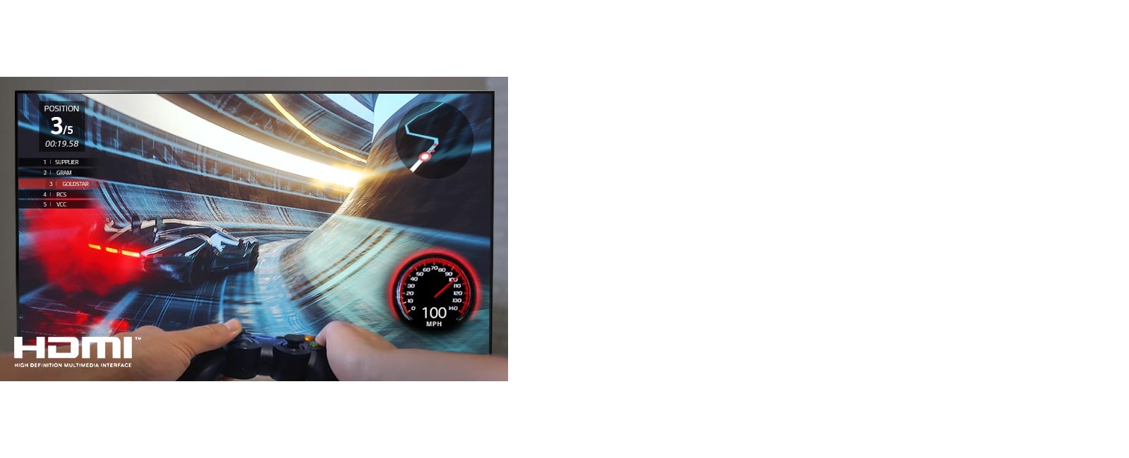 صورة عن قرب للاعب يمارس لعبة سباق على شاشة التلفزيون