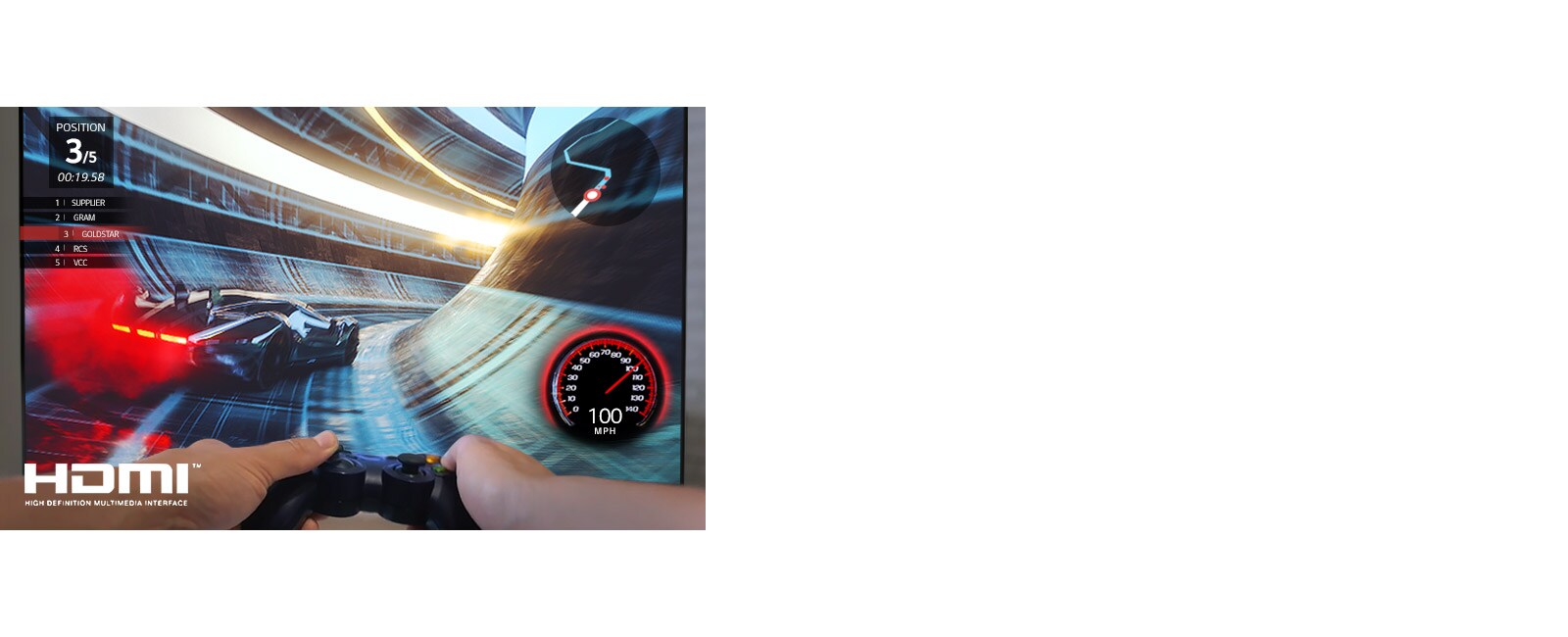 صورة عن قرب للاعب يمارس لعبة سباق على شاشة التلفزيون