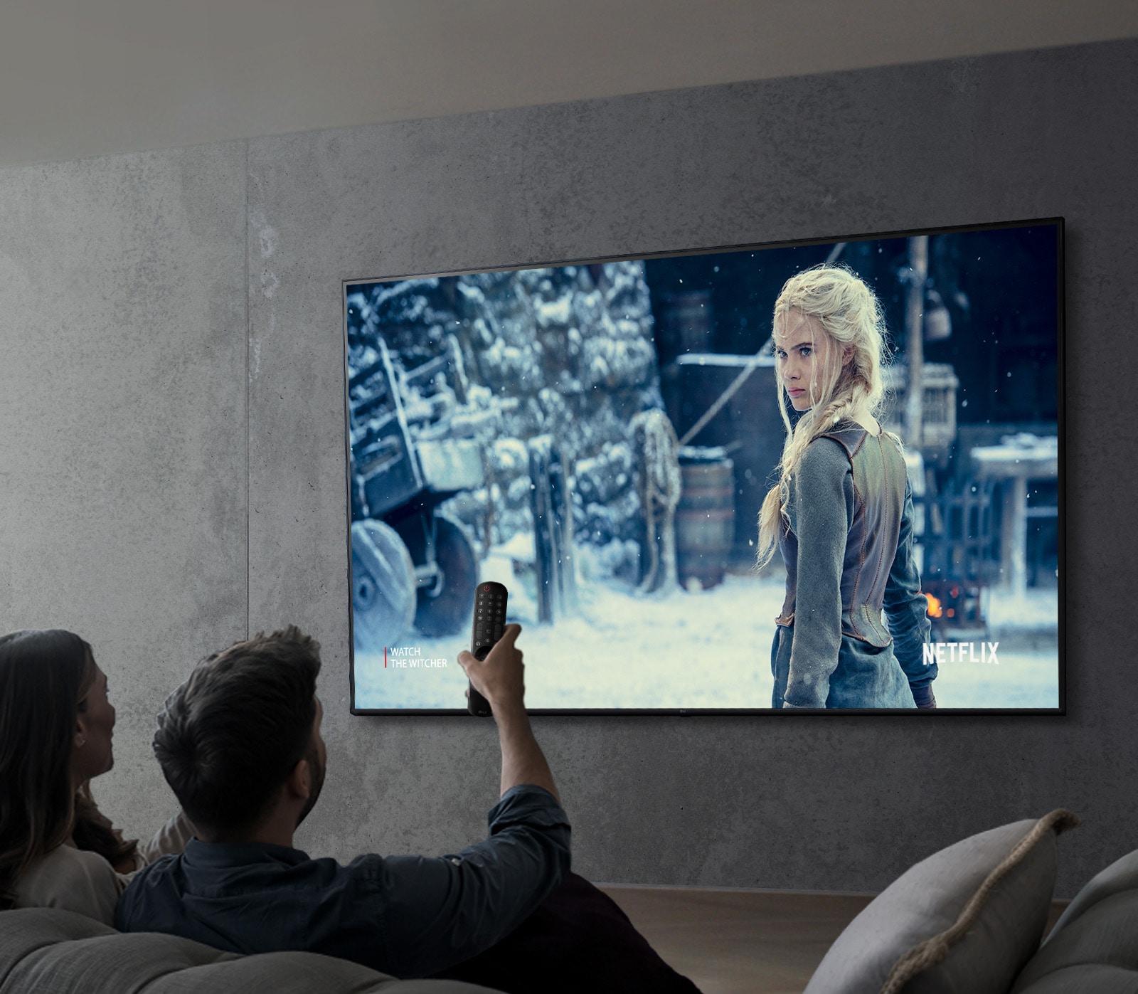 صورة تظهر زوجين يشاهدان عرضًا باستخدام تلفزيون LG UHD.