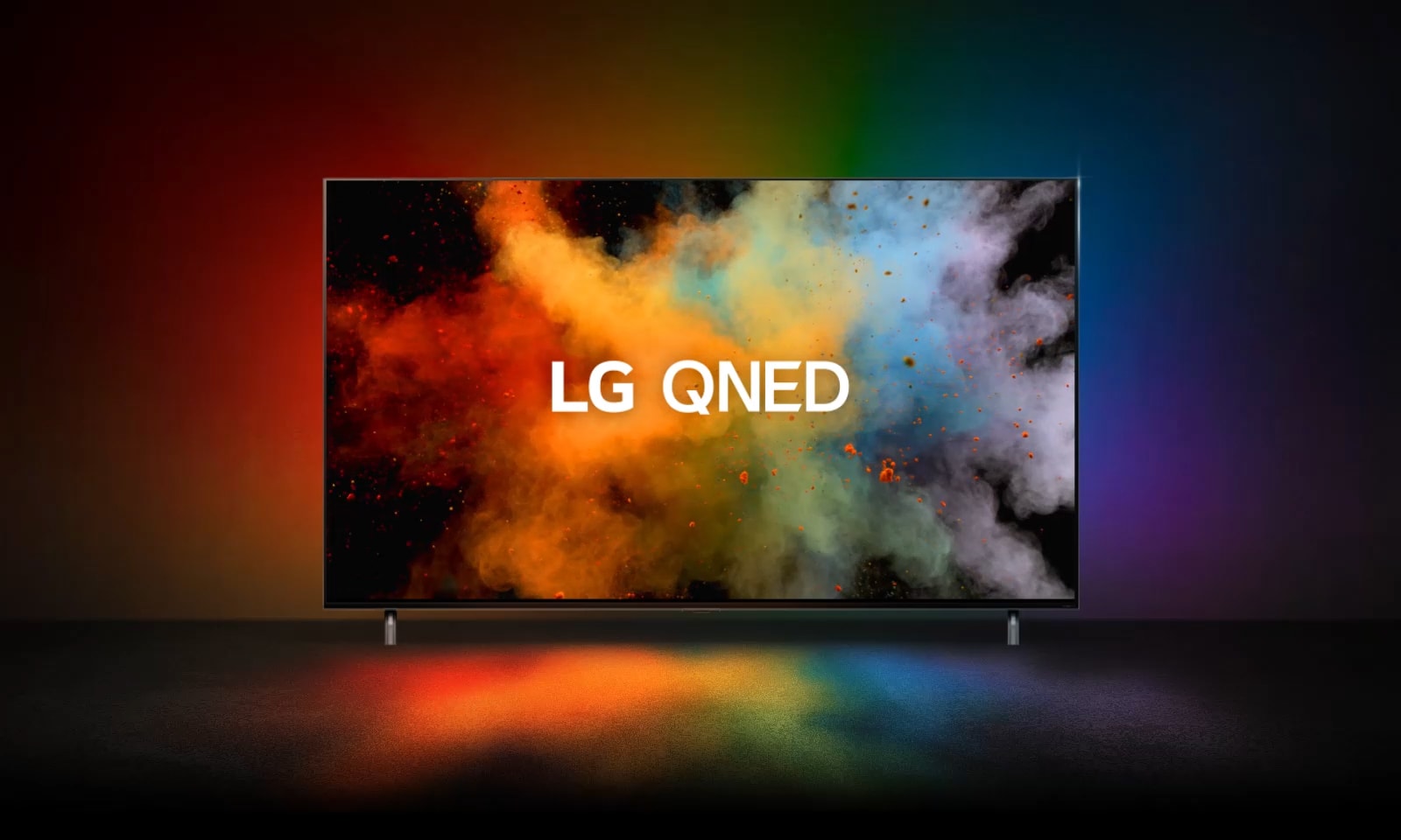 تتداخل الحركة المطبعية لتقنيتي QNED وNanoCell وتتحول إلى مسحوق ملون. شعار LG QNED miniLED يظهر على التلفزيون. 