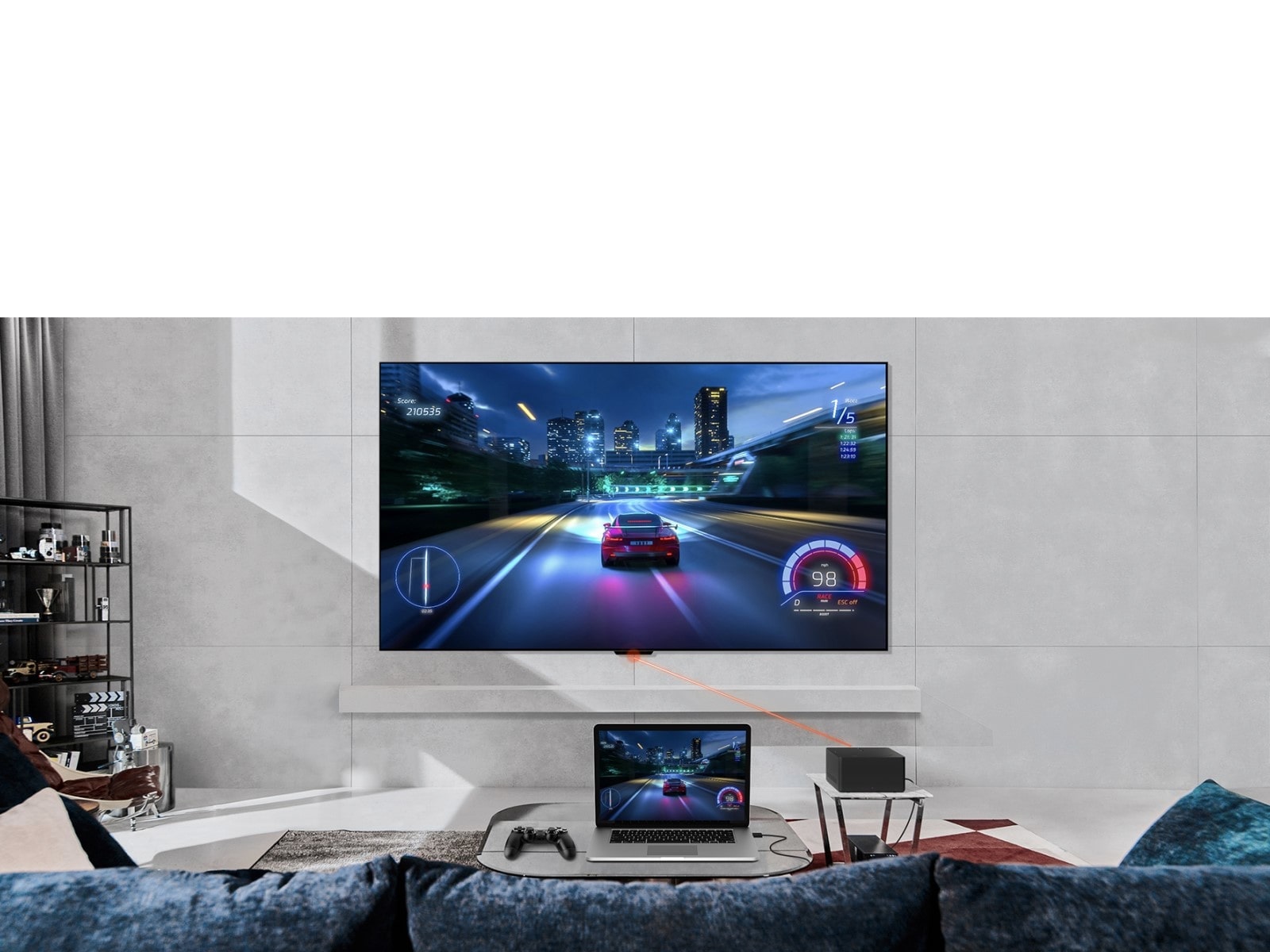 جهاز LG OLED evo M4 مثبت على حائط غرفة المعيشة ووحدة تحكم في الألعاب وجهاز كمبيوتر محمول متصل بأسلاك فوضوية في جميع أنحاء الغرفة. تتلاشى وحدة التحكم والكمبيوتر المحمول ثم تتلاشى وحدة التحكم والكمبيوتر المحمول ثم تتلاشى بشكل منظم مع صندوق Zero Connect Box على طاولة. تظهر إشارة Wi-Fi حمراء وينبعث شعاع أحمر باتجاه التلفزيون وتنبعث دوائر حمراء.