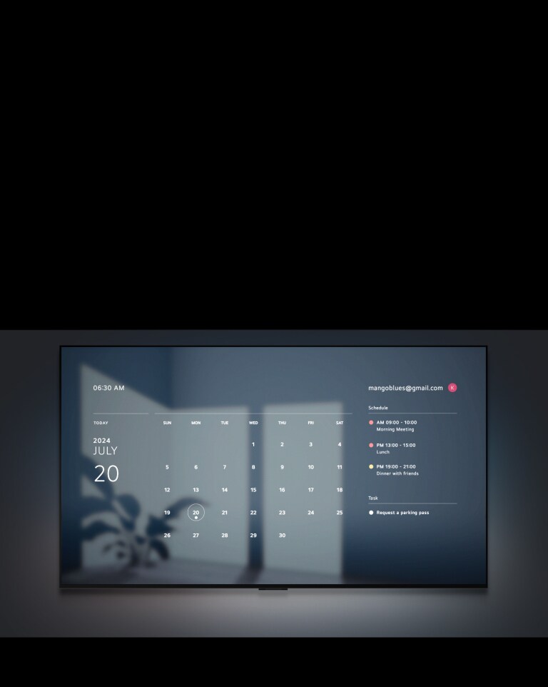 يعرض تلفزيون LG TV صورة لشروق الشمس مع الوقت والتاريخ والطقس ودرجة الحرارة ونص "صباح الخير". تتلاشى فقاعة كلام مكتوب عليها "مرحبًا LG" ثم تظهر ثانية، تليها فقاعة كلام مكتوب عليها "أرني جدول هذا الأسبوع". يتلاشى الجهاز لتظهر شاشة تعرض تقويم Google والجدول الزمني اليومي.