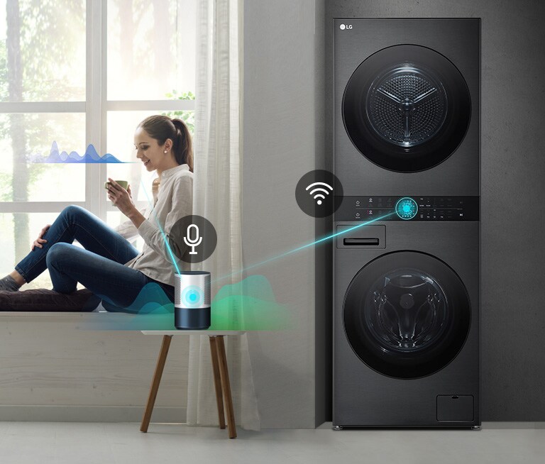 امرأة تجلس في نافذة تحمل مشروبا. تتحدث إلى برنامج مكبر الصوت الذكاء الاصطناعي بخط منها إلى السماعة وموجة صوتية بجانب وجهها. ثم يتصل مكبر الصوت الذكاء الاصطناعي بالغسالة الموضحة بخط وموجات صوتية. bbbbbbbbbbbb