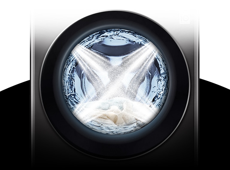 يتدفق الماء خارج الغسالة في أربعة اتجاهات وهي تقوم بغسل الملابس.