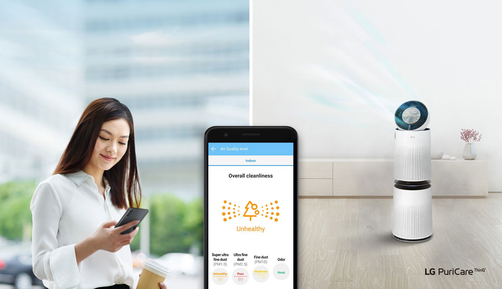 امرأة تنظر إلى هاتفها على اليسار ومنقي الهواء على اليمين. تظهر صورة لشاشة هاتف في المقدمة توضح جودة الهواء والإحصائيات الأخرى في تطبيق LG ThinQ.