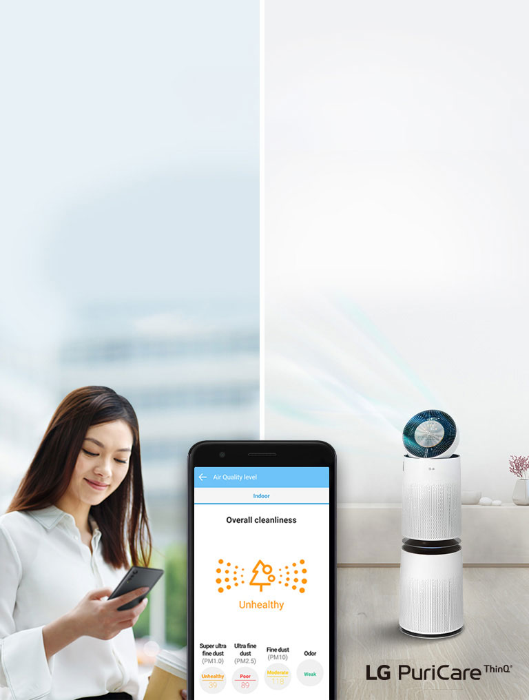 امرأة تنظر إلى هاتفها على اليسار ومنقي الهواء على اليمين. تظهر صورة لشاشة هاتف في المقدمة توضح جودة الهواء والإحصائيات الأخرى في تطبيق LG ThinQ.