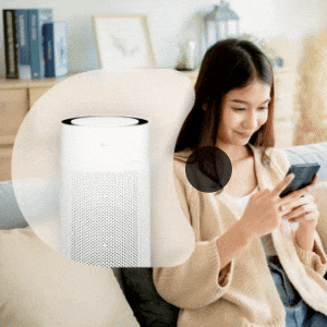 جهاز تنقية الهواء من LG متصل بهاتف ذكي عبر Wi-Fi، مما يسلط الضوء على سهولة التحكم والمراقبة من خلال تطبيق LG ThinQ	