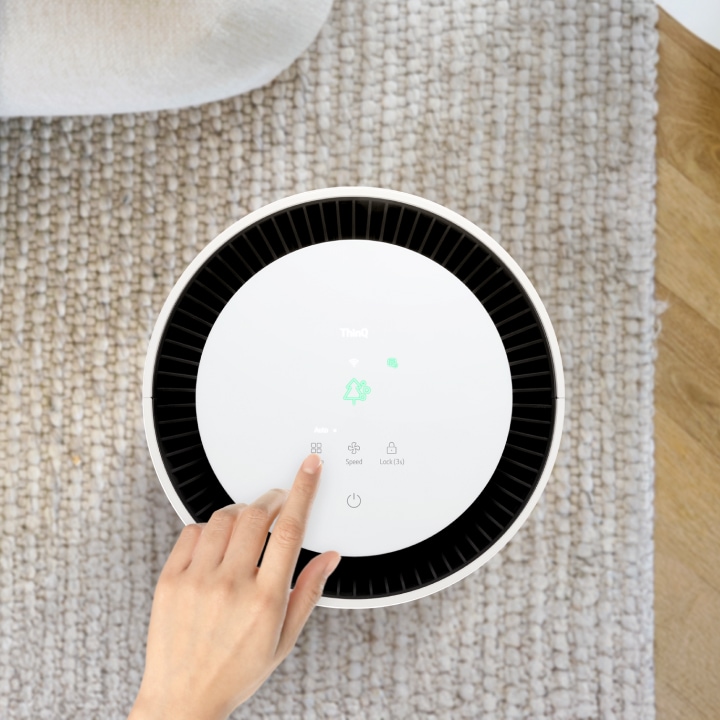 فيديو يعرض شاشة LED الانسيابية لجهاز تنقية الهواء من LG، مما يوفر معلومات واضحة وسهلة عن حالة المنتج للمستخدمين	