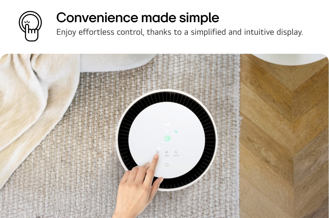 LG جهاز تنقية الهواء PuriCare™ AeroHit لتغطية 32 م2, صورة علوية لجهاز تنقية الهواء LG PuriCare مع تفاعل يد المستخدم مع الشاشة، مما يعرض رموزًا للإعدادات. النص مكتوب عليه "أصبحت الراحة أسهل: استمتع بالتحكم السهل، بفضل الشاشة المبسطة وسهلة الاستخدام.", AS35GGW10, thumbnail 4