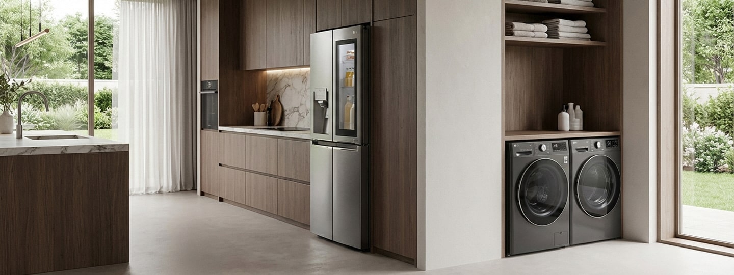 ثلاجة LG InstaView™ مثبتة في مطبخ ذي ديكور خشبي دافئ، بجانب خزائن مدمجة ومجموعة غسالة ومجفف بالقرب من النافذة.