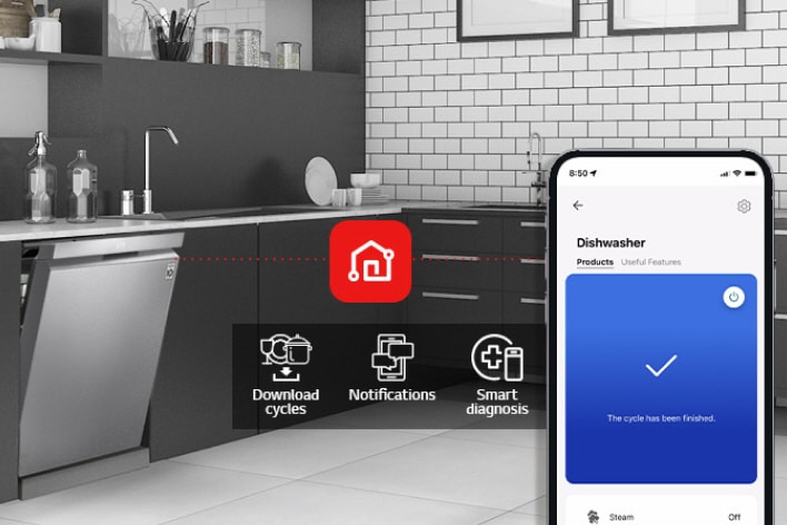 غسالة أطباق LG مع هاتف ذكي يعرض ميزة Smart Diagnosis (التشخيص الذكي) لتطبيق ThinQ وواجهة اكتشاف الأخطاء