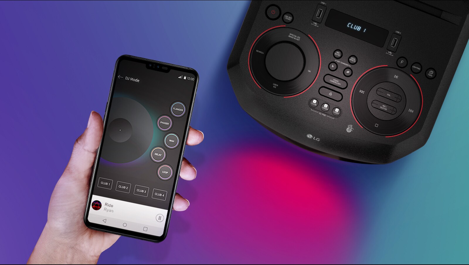 يد تمسك بهاتف ذكي بالقرب من الجانب العلوي لجهاز XBOOM من إل جي.