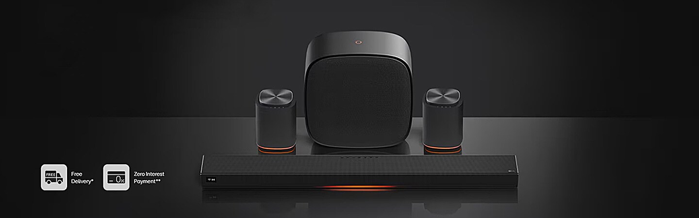 تُظهر صورة تلفزيون LG TV المزود بتقنية Sound Suite مكبرات صوت ومكبر صوت "Soundbar" أنيق في بيئة داكنة، مما يوفر تجربة صوتية منزلية غامرة وعالية الجودة، مع ظهور النصين "توصيل مجاني" و"دفع بدون فوائد" أسفل الصورة.