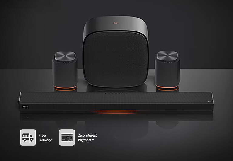 تُظهر صورة تلفزيون LG TV المزود بتقنية Sound Suite مكبرات صوت ومكبر صوت "Soundbar" أنيق في بيئة داكنة، مما يوفر تجربة صوتية منزلية غامرة وعالية الجودة، مع ظهور النصين "توصيل مجاني" و"دفع بدون فوائد" أسفل الصورة.