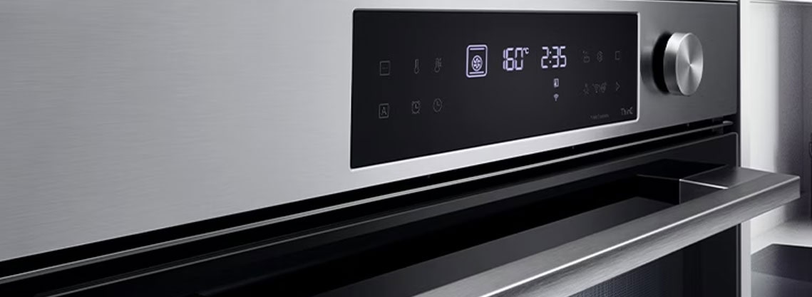 صورة قريبة للفرن تظهر تصميمه النهائي بلون أسود غير لامع.