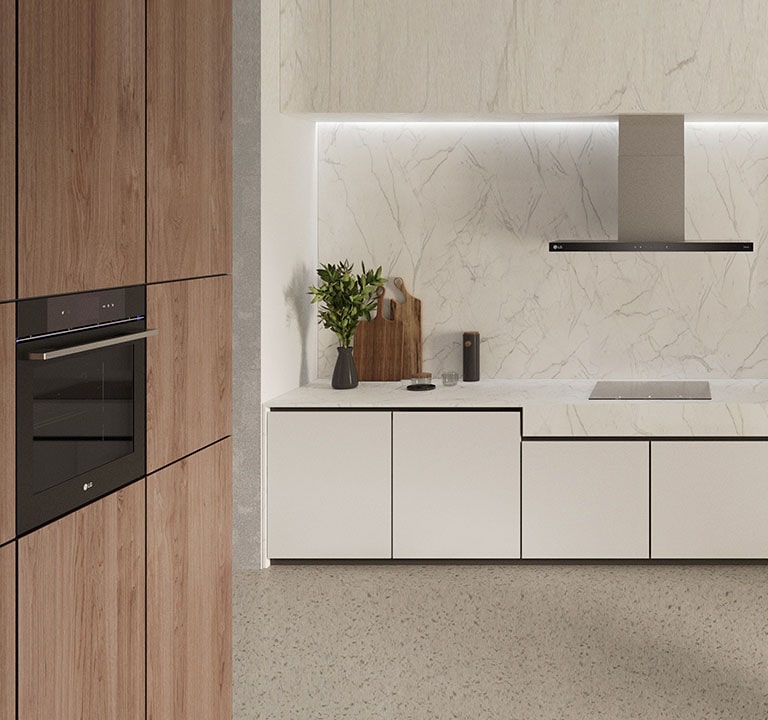 هذه صورة لمطبخ مزود بفرن مُدمج وشفاط وموقد من LG.