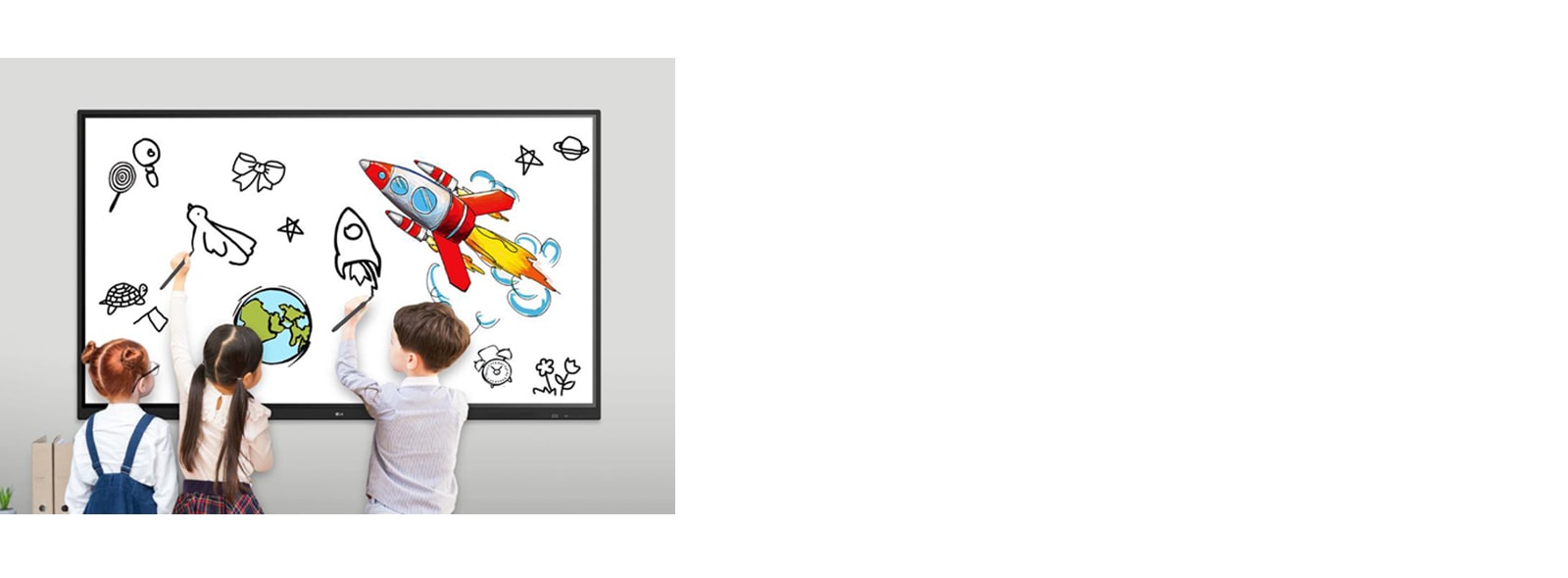 ثلاثة أطفال يرسمون على TR3DJ في نفس الوقت.