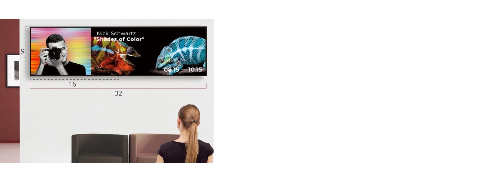 امرأة تنظر إلى صور الفنان ومعلومات المعرض المعروضة على شاشة واحدة عريضة.