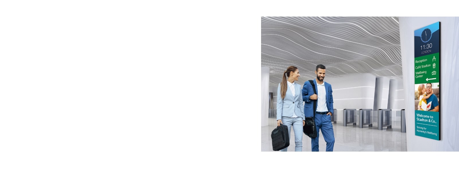 صورة يظهر بها شاشة عرض نوع الشريط في ردهة أحدى الشركات، تعرض أربعة محتويات مختلفة في وقت واحد.