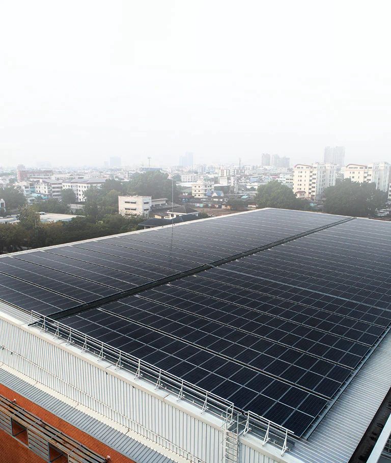 Image of LG Mono X® Plus installed on the roof of a commercial facility