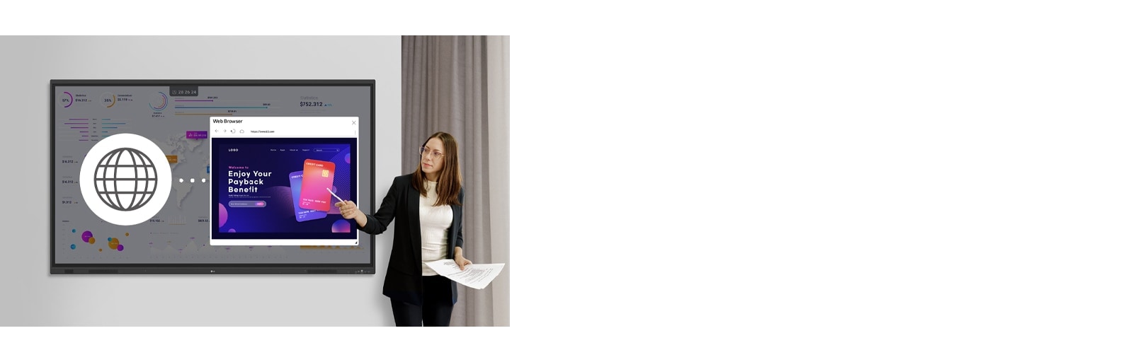 أثناء العرض التقديمي، تستخدم امرأة ميزة متصفح الويب، وتبحث في الوقت الفعلي، وتشارك النتائج مع الآخرين.