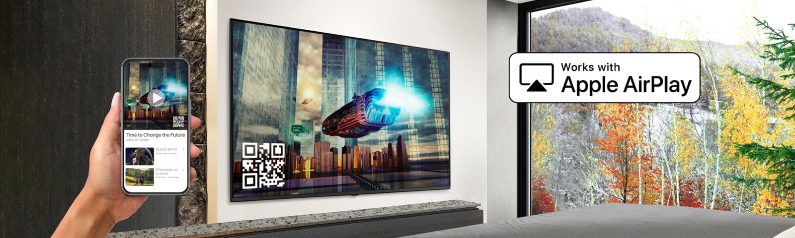 يقوم أحد نزلاء الفندق بإقران جهاز iPhone الخاص به مع التلفزيون داخل الغرفة من خلال AirPlay.