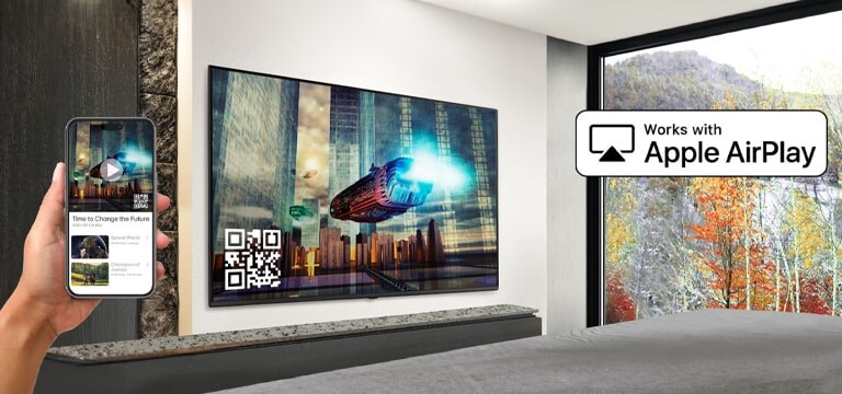 يقوم أحد نزلاء الفندق بإقران جهاز iPhone الخاص به مع التلفزيون داخل الغرفة من خلال AirPlay.