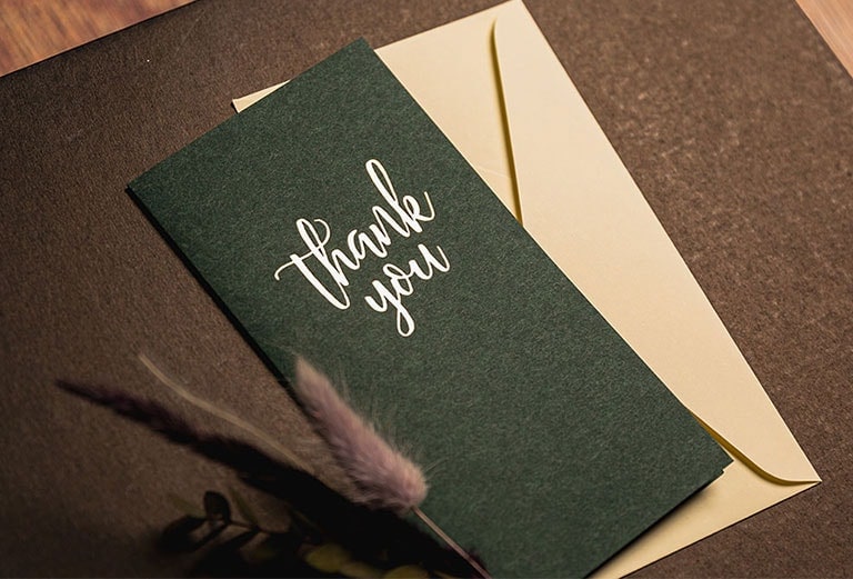 بطاقة شكر على علبة الهدايا