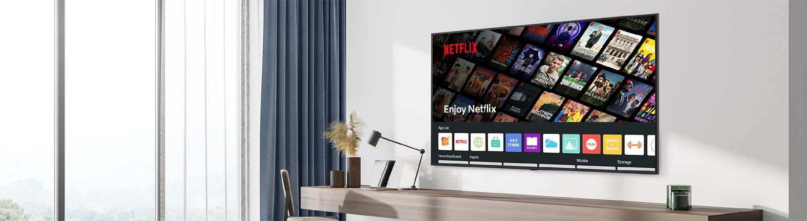 يتم عرض محتوى الفندق بما في ذلك تطبيق Netflix على شاشة التلفزيون داخل غرفة الفندق.