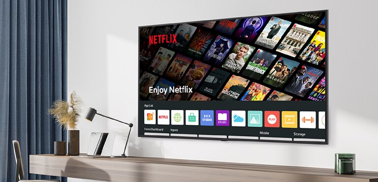 يتم عرض محتوى الفندق بما في ذلك تطبيق Netflix على شاشة التلفزيون داخل غرفة الفندق.