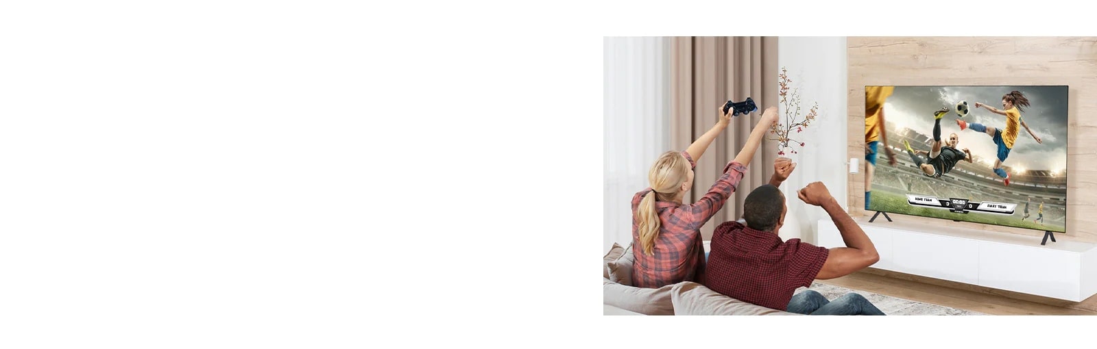 يلعب الرجل والمرأة ألعاب فيديو، ويظهر مشهد اللعبة على شاشة التلفزيون بجودة تضاهي الواقع.