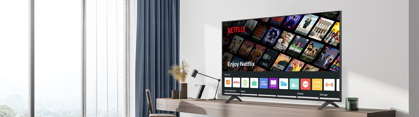 يتم عرض محتوى الفندق بما في ذلك تطبيق Netflix على شاشة التلفزيون داخل غرفة الفندق.