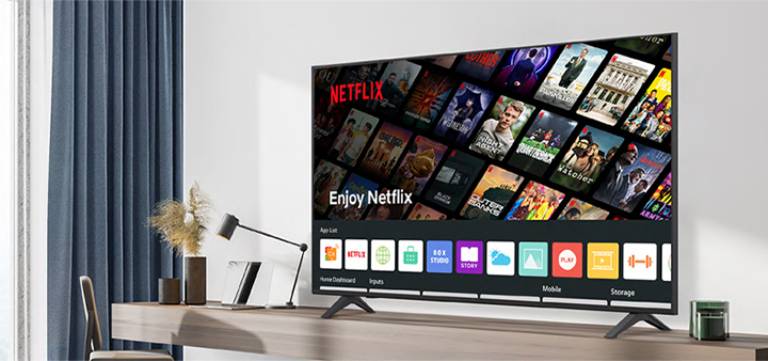 يتم عرض محتوى الفندق بما في ذلك تطبيق Netflix على شاشة التلفزيون داخل غرفة الفندق.