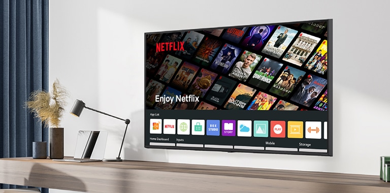 يتم عرض محتوى الفندق بما في ذلك تطبيق Netflix على شاشة التلفزيون داخل غرفة الفندق.