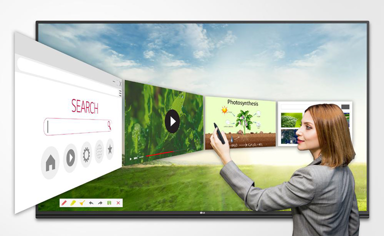 امرأة تبحث عن المعلومات باستخدام متصفح الويب.