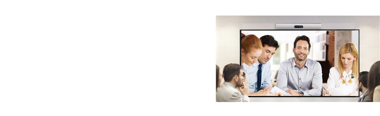 يجري عقد مؤتمر فيديو ويتم عرض الأشخاص على لافتة مثبتة على الحائط. 