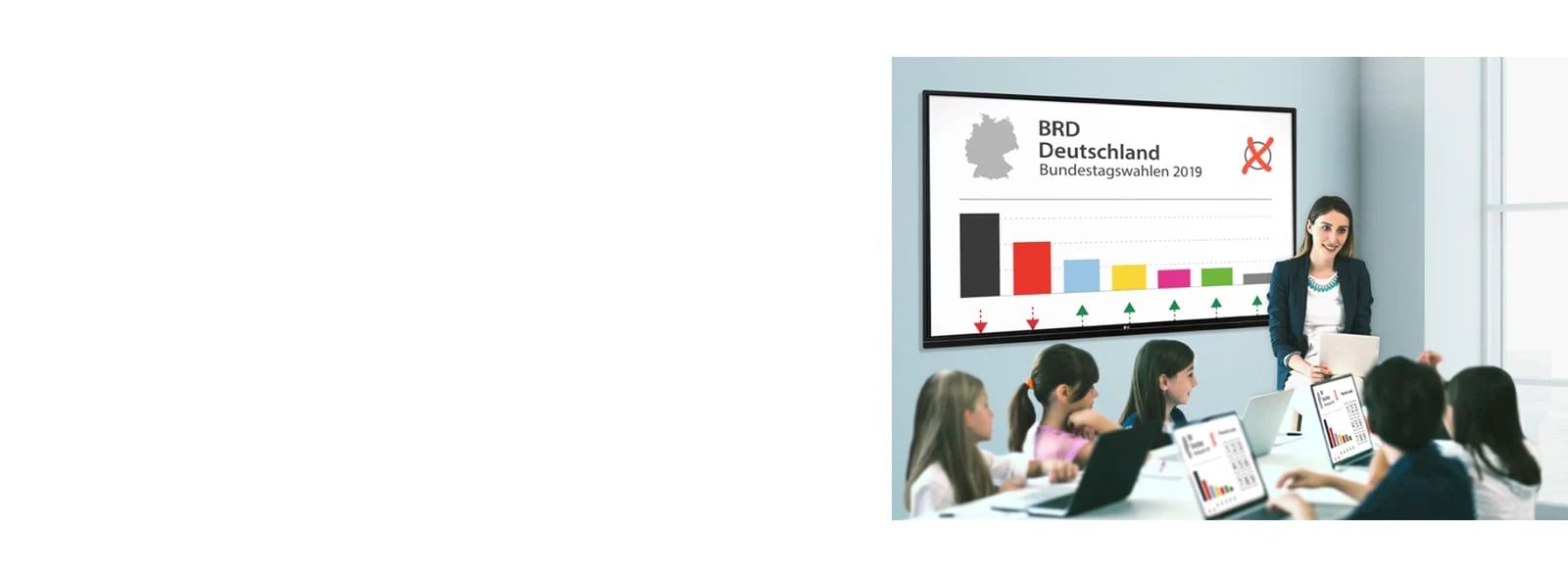 صورة يظهر بها المعلم أثناء حضوره فصلًا دراسيًا مع مشاركة الشاشة المعروضة على جهاز الحاسوب المحمول لكل طالب.